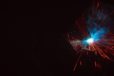 Kaynak metali kıvılcımlar ve dumanlar 