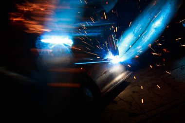 Kaynak metali kıvılcımlar ve dumanlar 