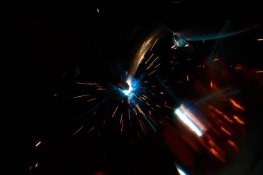 Kaynak metali kıvılcımlar ve dumanlar 