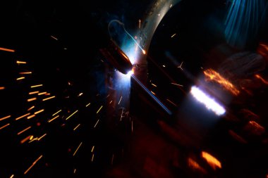 Kaynak metali kıvılcımlar ve dumanlar 