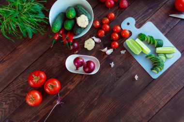 Sağlıklı beslenme. Tahta masada taze sebzeler.