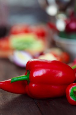 Sağlıklı beslenme. Tahta masada taze sebzeler.