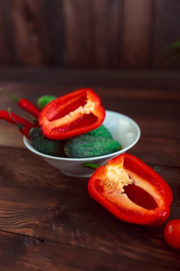 Sağlıklı beslenme. Tahta masada taze sebzeler.