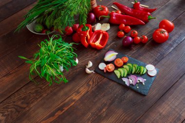 Sağlıklı beslenme. Kesme tahtasında dilimlenmiş sebzeler.