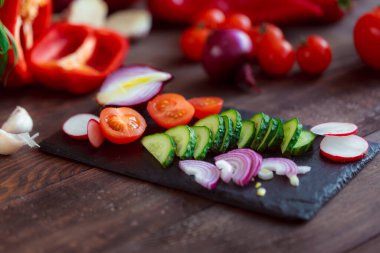 Sağlıklı beslenme. Kesme tahtasında dilimlenmiş sebzeler.