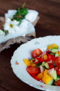Bahar sebze salatası. Papatyalar, bir bardak şarap taze biber, otlar ve çatal bıçak takımı..