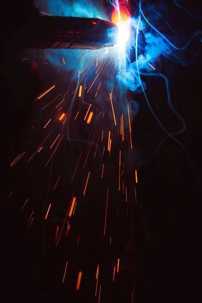 火花や煙で金属を溶接する — ストック写真