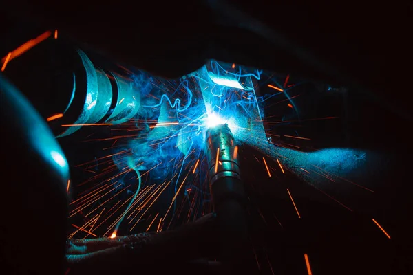 Kaynak metali kıvılcımlar ve dumanlar 