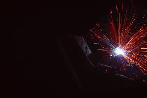 Schweißen Von Metall Mit Funken Und Rauch — Stockfoto