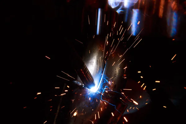 惰性气体中的焊管 Mig Mag 一道明亮的闪光和一束火花 — 图库照片