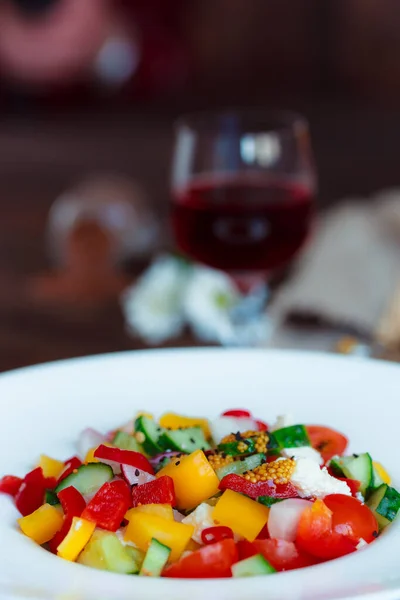 Voorjaarsgroente Salade Stilleven Van Madeliefjes Een Glas Wijn Verse Peper — Stockfoto