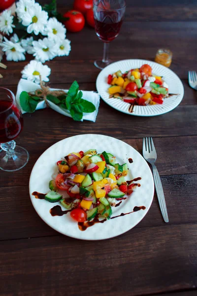 Voorjaarsgroente Salade Stilleven Van Madeliefjes Een Glas Wijn Verse Peper — Stockfoto