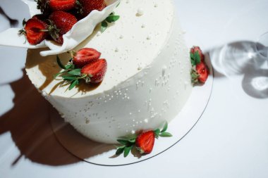 Düğün pastası çilek ile dekore edilmiş 