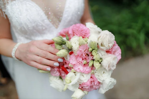 Mariée Robe Mariée Tenant Bouquet Fleurs — Photo