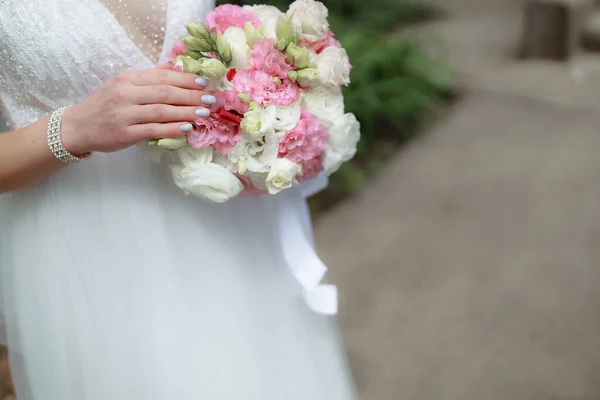 Nevěsta Svatebních Šatech Držící Květiny Kytice — Stock fotografie