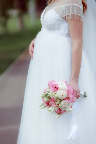 Wedding Day Pregnant Bride Wedding Dress Holding Flowers Bouquet — Foto de Stock
