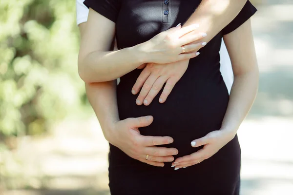 Беременная Женщина Муж Держатся Руки Животе — стоковое фото