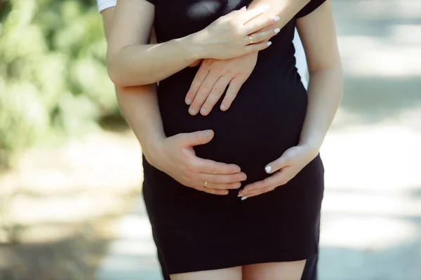 Zwanger Vrouw Haar Man Het Houden Van Handen Buik — Stockfoto