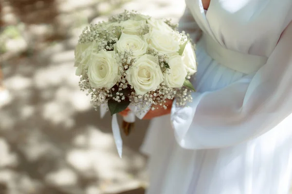 Braut Brautkleid Mit Blumenstrauß — Stockfoto