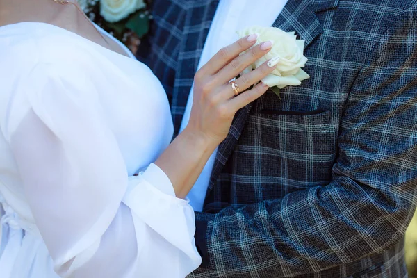 Wedding Day Bride Groom Hug Man Suit Boutonniere — Zdjęcie stockowe