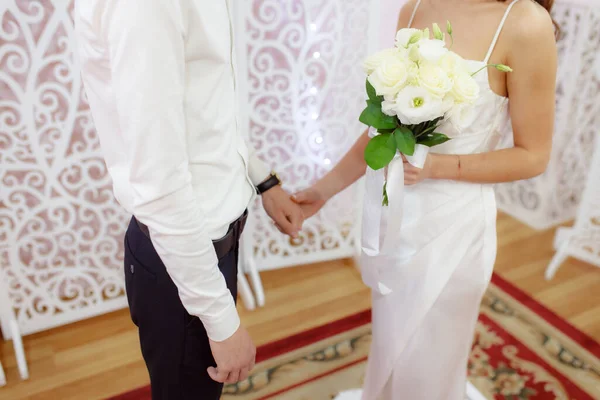 Bride Groom Holding Hands Wedding Ceremony Woman Holding Flowers — Fotografia de Stock