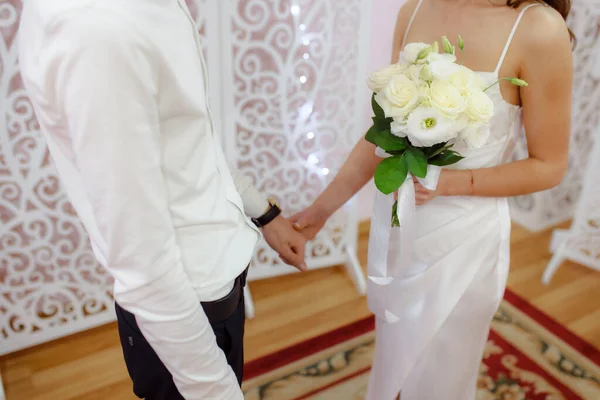 Bride Groom Holding Hands Wedding Ceremony Woman Holding Flowers — Fotografia de Stock