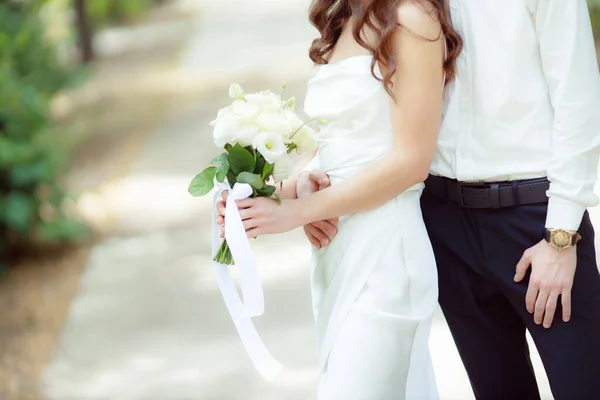 Wedding Day Bride Groom Woman Holding Flowers Bouquet — Stock fotografie