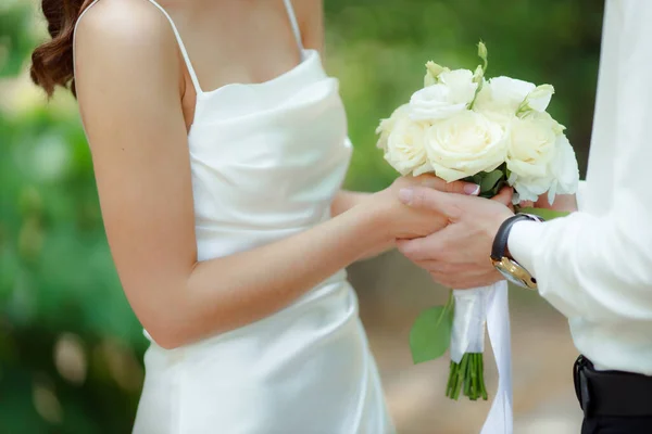 Bride Groom Holding Hands Wedding Ceremony Woman Holding Flowers — Fotografia de Stock