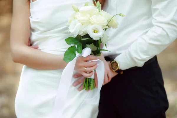 Wedding Day Bride Groom Woman Holding Flowers Bouquet — Stock fotografie