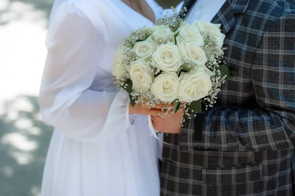 Частичный Вид Невесты Жениха Женщина Цветочным Букетом Свадебная Церемония — стоковое фото