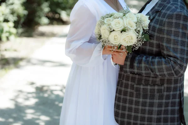 Wedding Day Bride Groom Woman Holding Flowers Bouquet — Photo