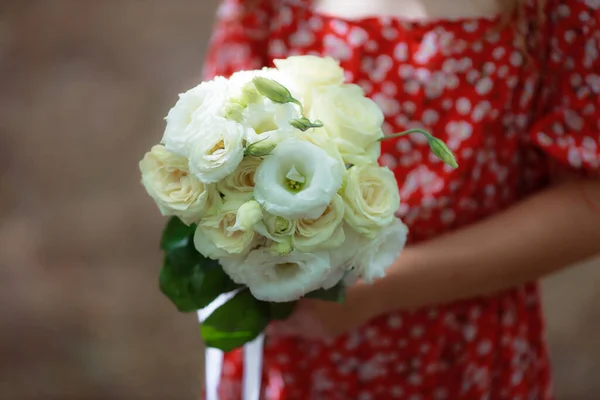 Woman Red Dress Holding Flowers Bouquet — Stockfoto