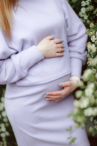 Cropped Image Pregnant Woman Holding Hands Belly While Standing Outdoors — 图库照片