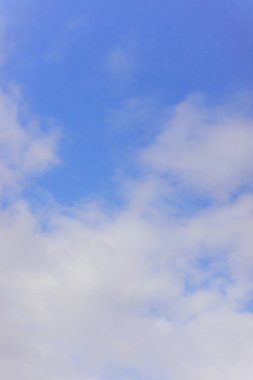 Kabarık beyaz bulutlu mavi gökyüzü - atmosferik doğal arkaplan