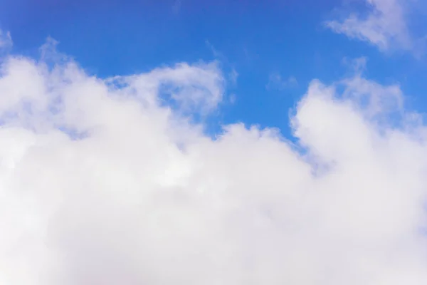 Cielo Azul Con Nubes Blancas Esponjosas Fondo Natural Atmosférico — Foto de Stock
