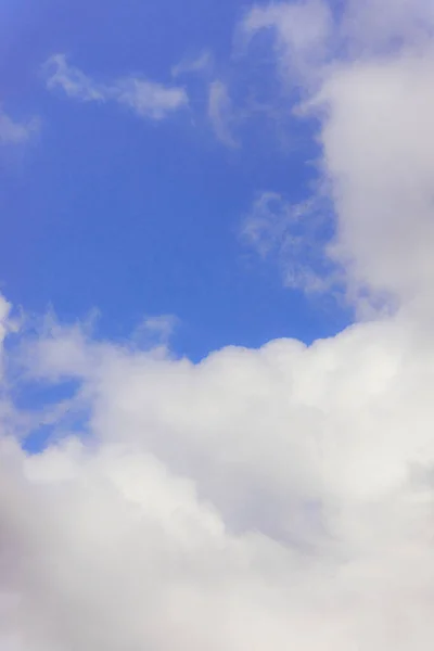 Cielo Azul Con Nubes Blancas Esponjosas Fondo Natural Atmosférico — Foto de Stock