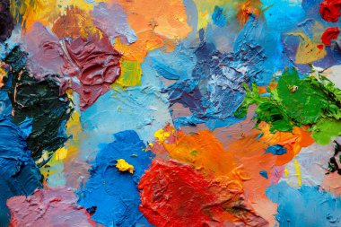 Renkli soyut doku. Sanat paletinde yağlı boya kokusu var. Modern sanat okulunun konsepti. Yaratıcı bir çalışma. Yılın Renkleri 2023.