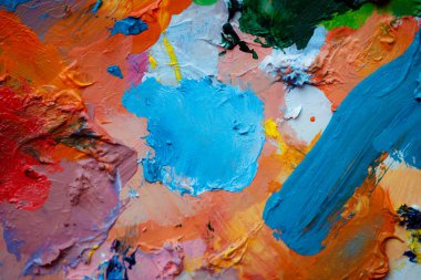 Renkli soyut doku. Sanat paletinde yağlı boya kokusu var. Modern sanat okulunun konsepti. Yaratıcı bir çalışma. Yılın Renkleri 2023.