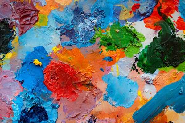 Renkli soyut doku. Sanat paletinde yağlı boya kokusu var. Modern sanat okulunun konsepti. Yaratıcı bir çalışma. Yılın Renkleri 2023.