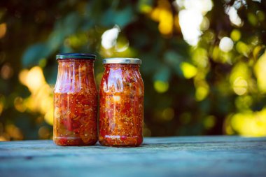 Doğal yeşil arka planda muhafaza kavanozlarının yakın plan çekimi.