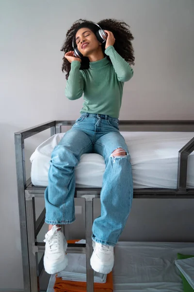 Kıvırcık Saçlı Hip Hop Müzik Dinleyen Kulaklıklı Genç Bir Kadın — Stok fotoğraf