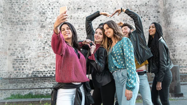 Antik Şehir Merkezindeki Bir Grup Genç Arkadaş Akıllı Telefonla Selfie — Stok fotoğraf