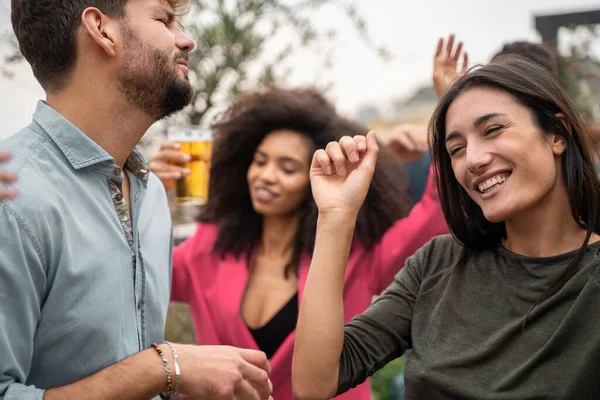 Grupo Amigos Divertindo Dançando Juntos Telhado — Fotografia de Stock