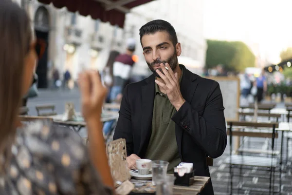 Jonge Man Zit Een Tafel Met Een Vrouw Die Espresso — Stockfoto