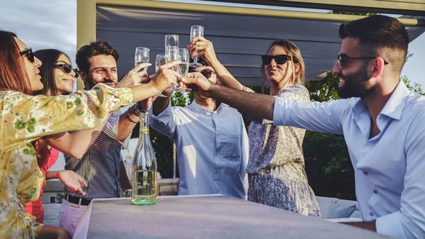 Amici Ridenti Che Brindano Con Gli Occhiali Vino Seduti Insieme — Foto Stock