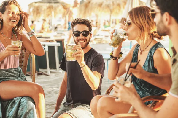 Gruppo Giovani Amici Che Danno Una Festa Bar Sulla Spiaggia — Foto Stock