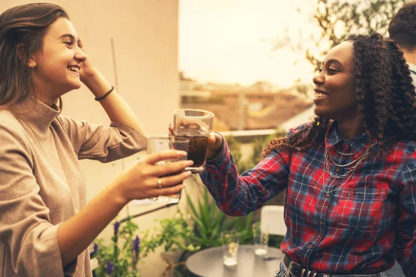 Duas Mulheres Alegres Brindar Beber Bebidas Alcoólicas Festa Terraço — Fotografia de Stock