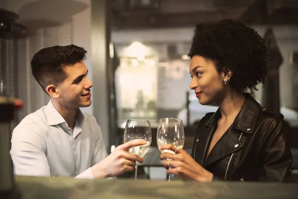 Romantica Coppia Multirazziale Bere Vino Bianco Bancone Del Ristorante — Foto Stock