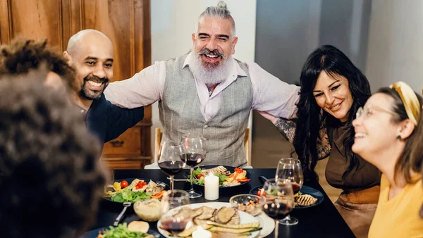 Volwassen Vrolijke Vrienden Knuffelen Gelukkig Zittend Aan Tafel Tijdens Een — Stockfoto