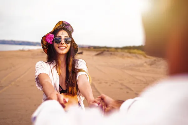 Enkele Jonge Geliefden Hebben Plezier Het Strand Hand Hand Spinnen — Stockfoto